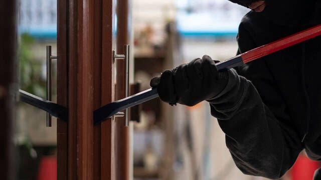 Un ladrn entra a una casa, limpia la cocina, hace las tareas domsticas y les deja una nota: 'S feliz'