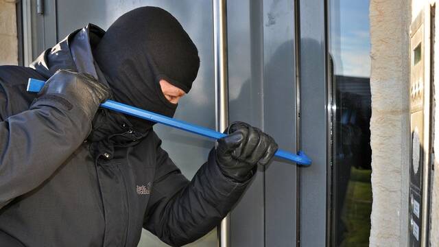 Colocar una pegatina falsa de una compaa de alarmas puede salir caro en Espaa: llegan las primeras multas