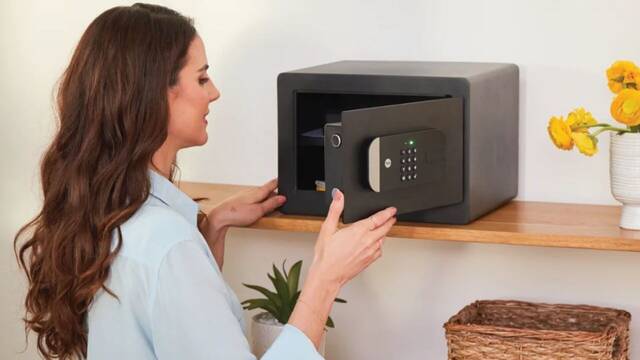 Controlar una caja fuerte desde el otro lado del mundo ya es posible con este modelo que cuesta poco ms de 200 euros