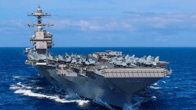 El buque de guerra m�s grande del mundo: 300 metros de eslora y 100.000 toneladas, lanza cazas de combate en el Mediterr�neo