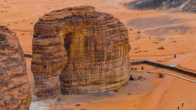 Arque�logos descubren grabados de tama�o real ocultos bajo el desierto m�s grande del mundo: 'Es una civilizaci�n desconocida'