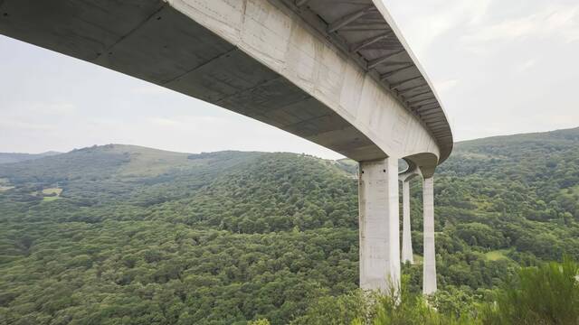 El puente m�s alto de Espa�a: 198 metros de altura, 721 metros de longitud y 24.000 toneladas de acero sobre el abismo c�ntabro