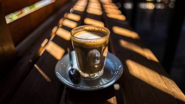 Espaa sufre la crisis del caf en 2025: subida histrica de hasta el 30% en pocos das y el cierre de 200 empresas