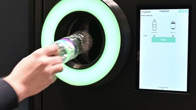 Llegan las mquinas expendedoras 'inversas' y pueden hacernos ganar una fortuna: 'Ms de 23 cntimos por lata'