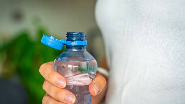 Las botellas de plstico vuelven a cambiar: lo que llega despus del 'tapn fijo' enfadar a muchos consumidores