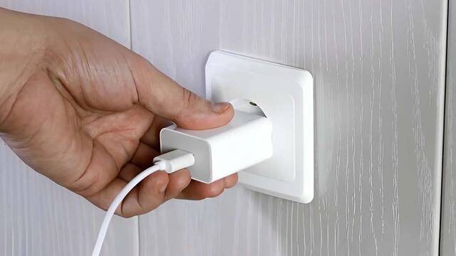 Europa ordena la retirada de un cargador vendido en Amazon por riesgo de descarga el�ctrica e incendio