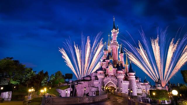 Disneyland Paris muestra en un Time-Lapse cmo decoran el Castillo de La Bella Durmiente