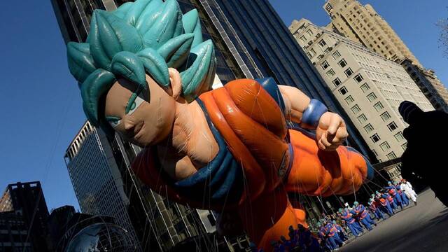 Dragon Ball Super se come el Día de Acción de Gracias con un Goku gigante