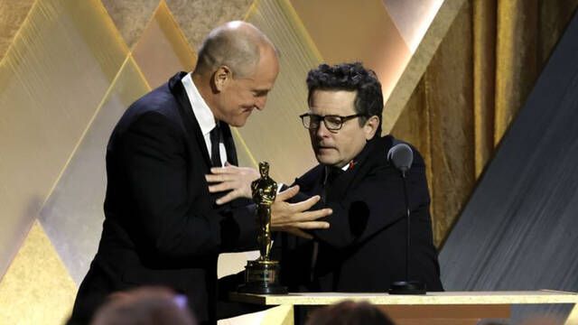 Michael J. Fox recibe el scar honorfico de la mano de Woody Harrelson