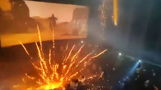 Pnico en un cine despus de que los asistentes lancen fuegos artificiales dentro de la sala