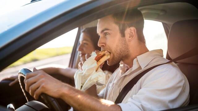 Se puede comer mientras conducimos un coche? La DGT responde de forma clara y lanza una advertencia