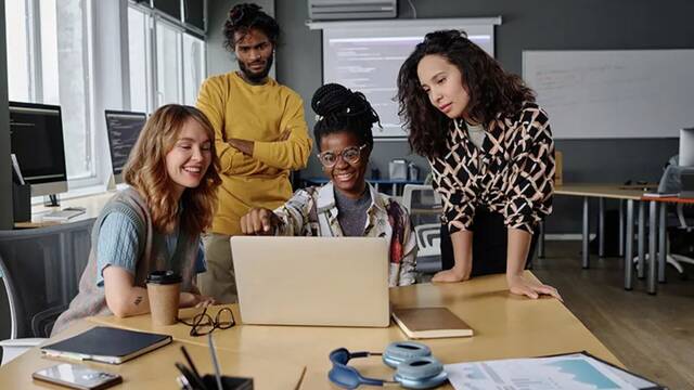 Un estudio desvela el mayor miedo de la generacin Z en el trabajo: las tecnologas 'obsoletas' y sus usos