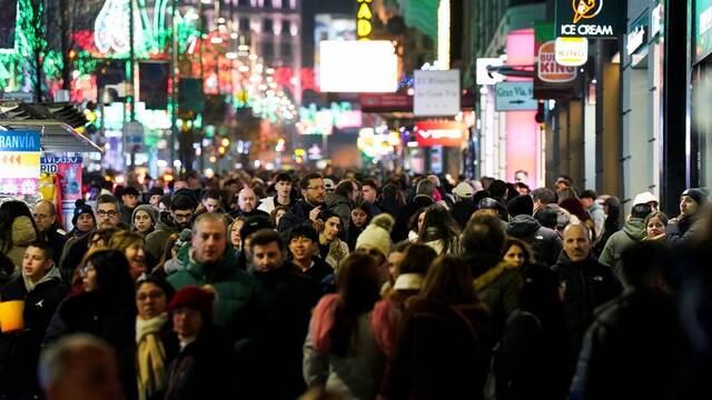 Espa�a bate su r�cord de poblaci�n: ya roza los 50 millones de residentes y el motor demogr�fico no es la natalidad