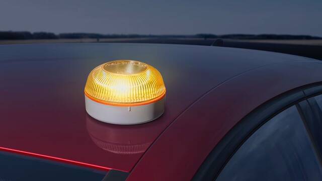 La DGT lo confirma: si tu baliza V-16 no aparece en este listado, en 2026 te caer una multa de hasta 200 euros