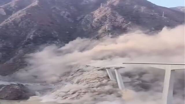 Un megapuente de casi 800 metros colapsa en China pocos meses despus de su inauguracin: 'Cost ms de 240 millones de euros'