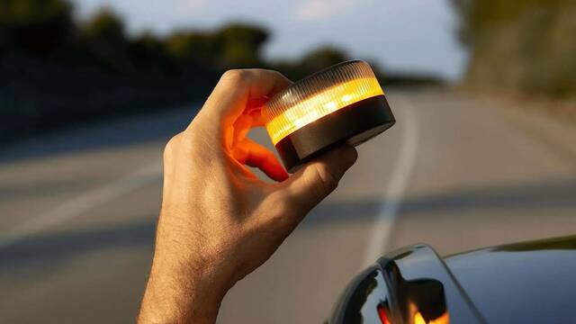 El 'truco' de la DGT con las polmicas balizas V-16: hasta 99 homologaciones activas para 7 modelos disponibles en Espaa