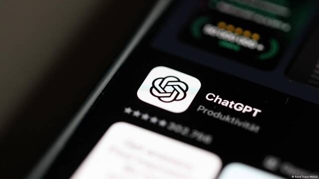 Alemania condena a OpenAI por entrenar a ChatGPT con letras de canciones humanas: 'La multa puede ser de millones de euros'