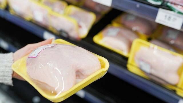 El precio del pollo en Espaa se dispara hasta los 2,37 euros por kilo y amenaza la cesta de la compra por la gripe aviar