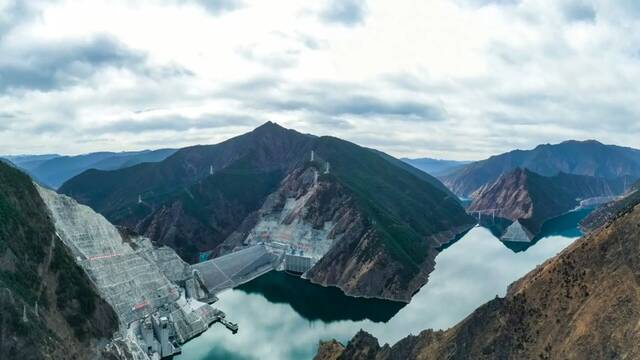 La megaconstruccin a 3000 metros de altitud del tamao de la Torre Eiffel: genera 11.000 millones de kWh y cambia la energa