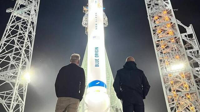 La foto que rompe el monopolio de SpaceX: as de enorme es el cohete de 98 metros de alto de Jeff Bezos