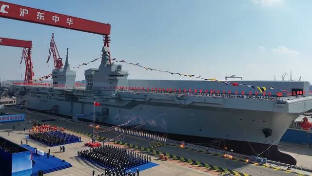 China presenta el Type 076, una bestia h�brida de 40.000 toneladas con una catapulta el�ctrica de 130 metros que aterra a EE.UU