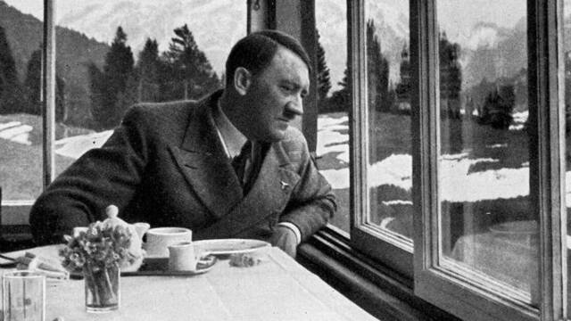 De Berln a Vigo, as naci la leyenda de que Hitler no muri y escap a Galicia: 'El ejrcito de EE.UU. no localiz su cuerpo'