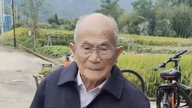 Zhan Changcheng, ciudadano chino, tiene 111 aos y este es su secreto: se levanta a las 5 y brinda casi a diario