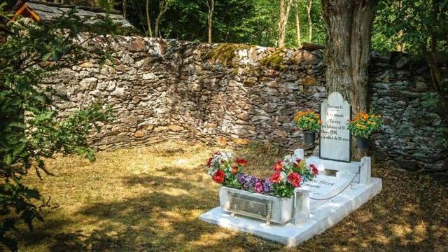 El cementerio ms pequeo del mundo est en Espaa: con 12 m2 justos y ms de 100 aos construido a espaldas de la Iglesia