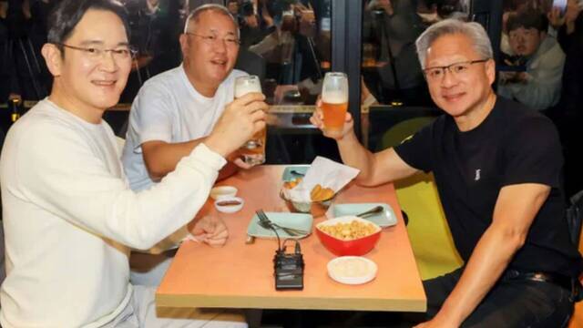 Una foto de Jensen Huang cenando pollo en Sel hace subir las acciones un 30% y Nvidia cierra acuerdos millonarios de chips