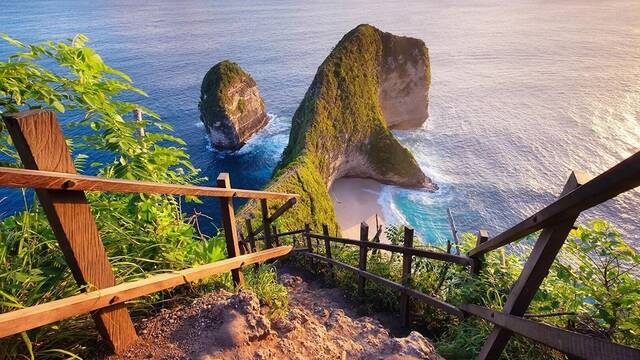 El megascensor de 182 metros y 12 millones que destroza la playa que visitan 5 millones de personas cada ao: 'Est arruinada'