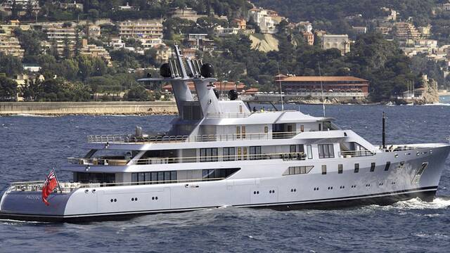 Un superyate de 130 millones, 10 d�as de visitas a Espa�a y un magnate ruso dispuesto a comprarlo todo: 'Piensa en el Monopoly'