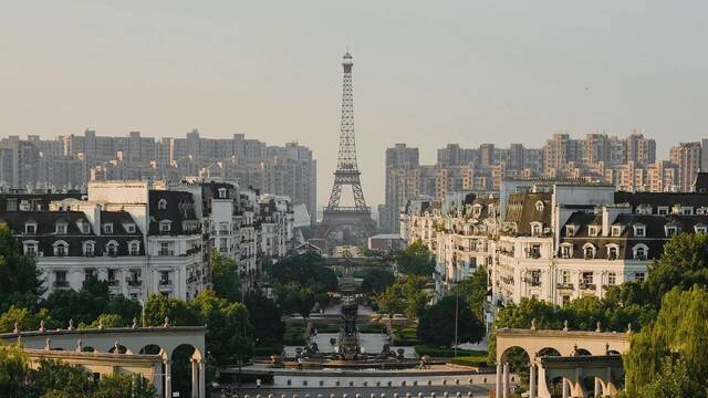 La Pars china que visitan cientos de espaoles cada ao: '31 km2 de barrio que incluyen una Torre Eiffel de 108 metros'