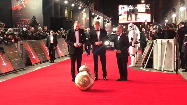 BB-8 hace una reverencia a los prncipes Harry y William en el estreno de Star Wars