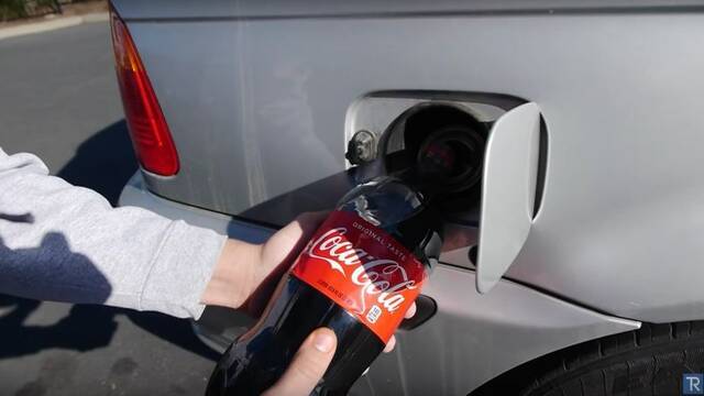 Qu pasa si llenas el depsito de gasolina con Coca-Cola?
