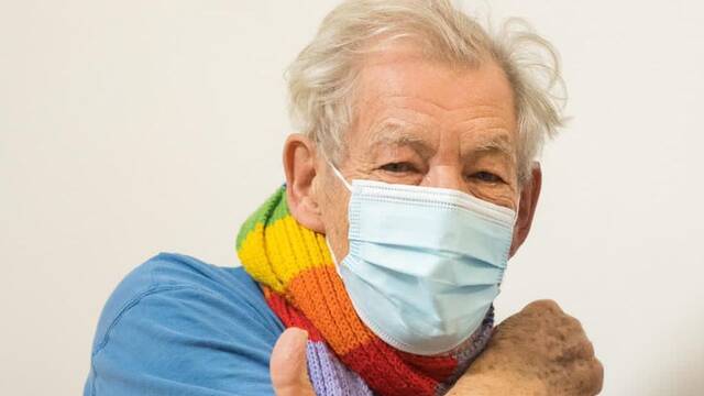Sir Ian McKellen recibe la vacuna de la COVID-19: 'Estoy emocionado'