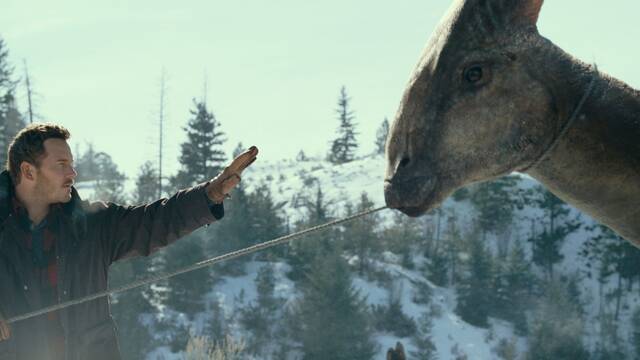 Jurassic World Dominion muestra a Chris Pratt salvando a un dinosaurio