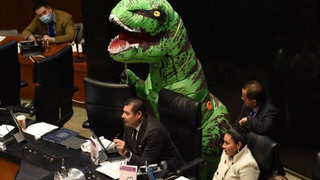 Una senadora de M�xico irrumpe en el senado disfrazada de dinosaurio