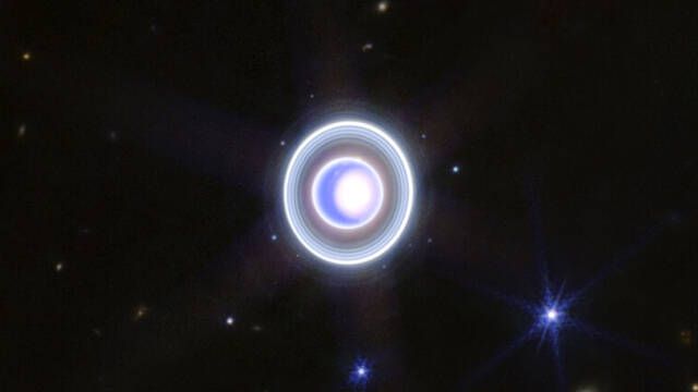 El telescopio espacial James Webb revela una imagen de Urano que parece un portal a otra dimensin