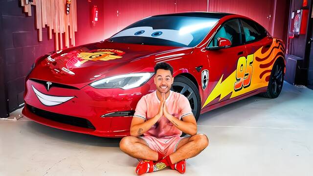 Esta Navidad, TheGrefg regalar su coche de ms de 130.000 euros: este es el espectacular Rayo McQueen que tiene en su garaje