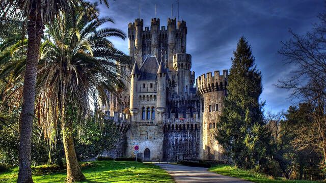 Es un castillo espectacular digno de fantasa medieval y est escondido en el Pas Vasco