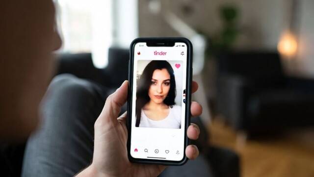 Tinder te corrige los mensajes con su IA antes de enviarlos y millones de europeos pierden citas porque el robot se equivoca