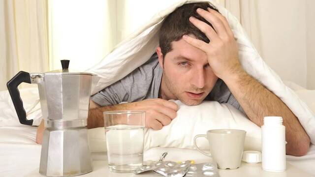 Un bioqumico revela el truco casero que puede aliviar tu resaca: 'Mira si tienes esto en casa, pero cuidado'