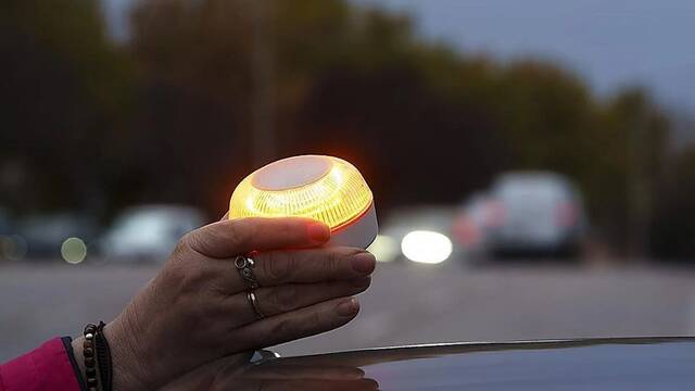 Confirmado por la DGT: la baliza V-16 reemplazar� a los tri�ngulos de emergencia a partir de 2026 pero los expertos dudan