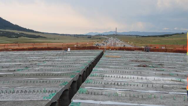 El megapuente de 61 metros de ancho que ha costado m�s de 12 millones de euros y que proh�be el acceso a personas y coches