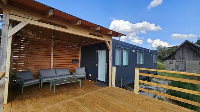 Adis a las casas prefabricadas: reforman un contenedor de 28 metros por 30.000 euros y crean un negocio de alquiler redondo