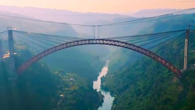 China levanta el mayor puente de acero del mundo: 580 metros suspendidos sobre un abismo de 310 metros por 19.000 millones
