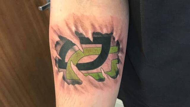 Un fan de OpTic se hace un alucinante tatuaje en el brazo con el escudo del club