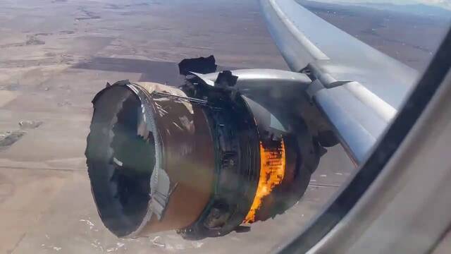 Un motor de un Boeing 777 se incendia en pleno vuelo y su imagen se hace viral