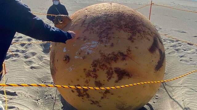 Una misteriosa esfera de hierro gigante aparece en una playa de Japn y nadie sabe qu es