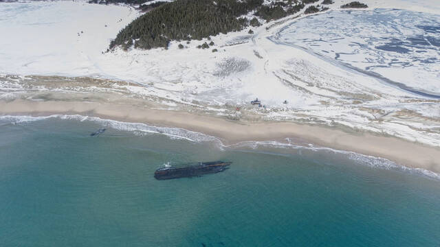 Un misterioso barco fantasma naufragado sale a flote en la costa de Terranova